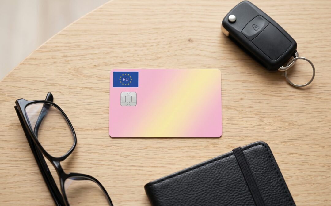 EU-Führerschein im Scheckkartenformat auf Holztisch mit Autoschlüssel, Brille und Notizbuch