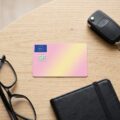 EU-Führerschein im Scheckkartenformat auf Holztisch mit Autoschlüssel, Brille und Notizbuch