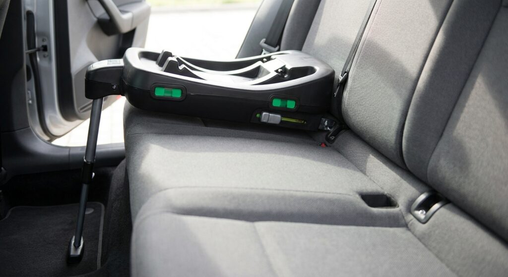 Isofix-Basis eines Kindersitzes mit grüner Kontrollanzeige auf der Rückbank